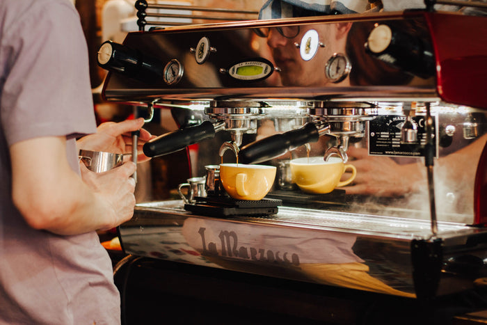 Grains de café de spécialité torréfiés en gros plan, illustrant la torréfaction artisanale