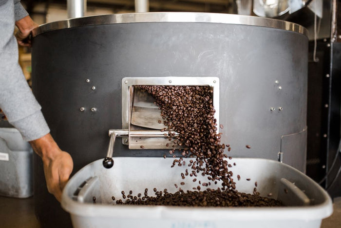 Grains de café en cours de torréfaction dans un torréfacteur, café de spécialité