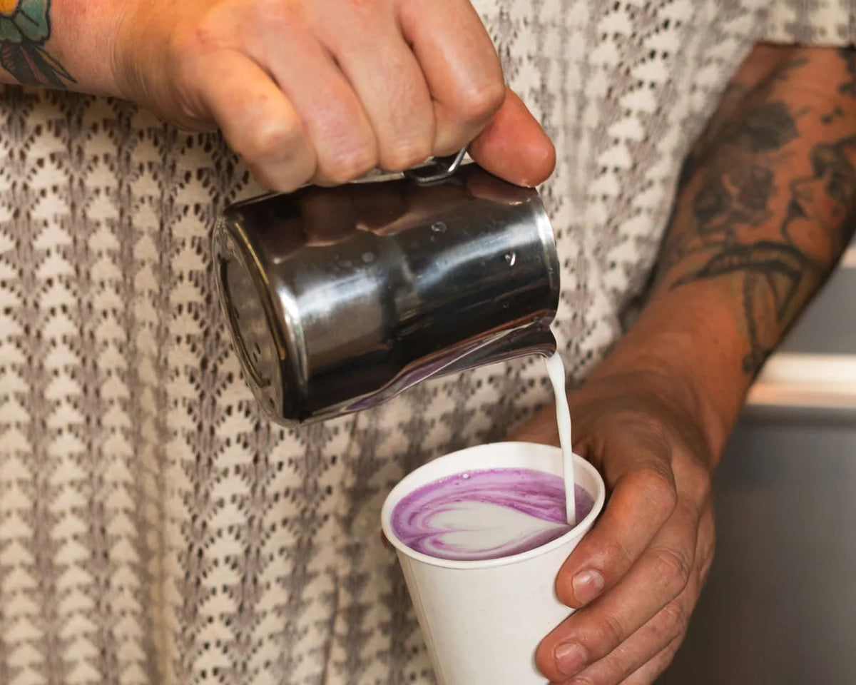 Barista versant le lait pour un latte art