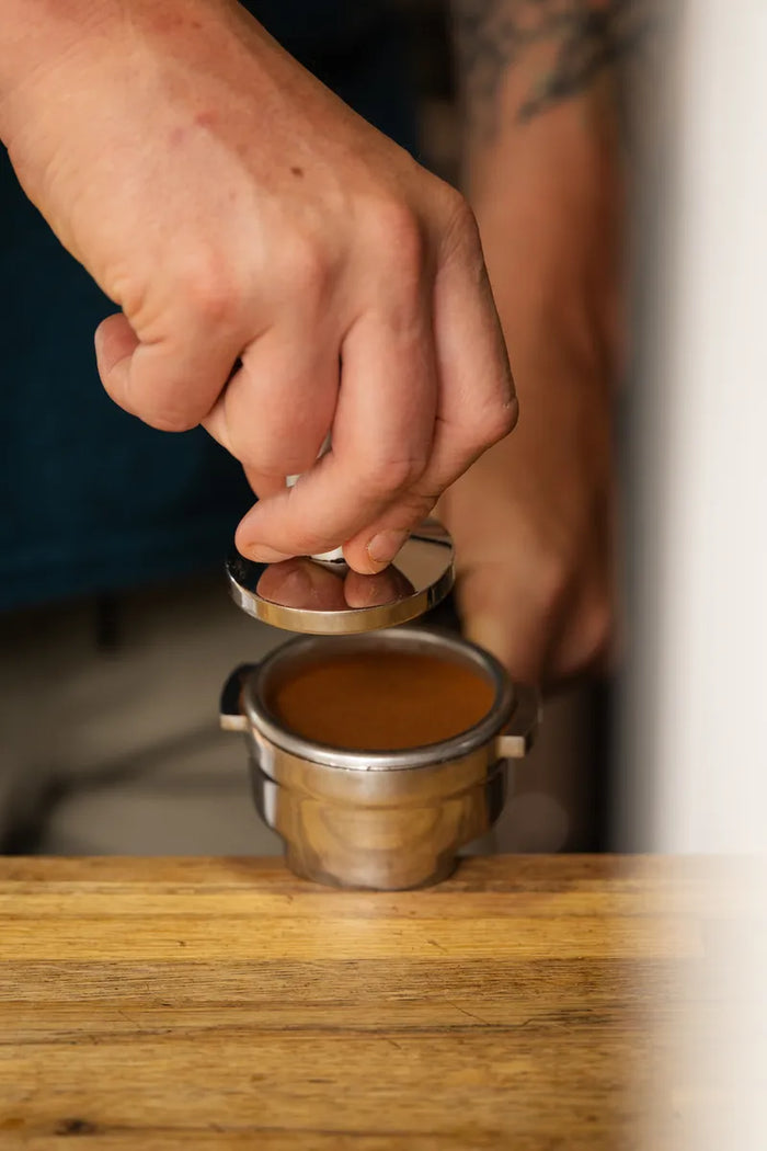 Dosage du café moulu dans le porte-filtre