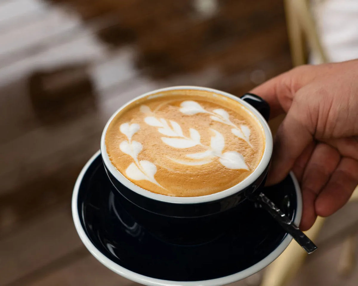 Cappuccino avec latte art réalisé par un barista