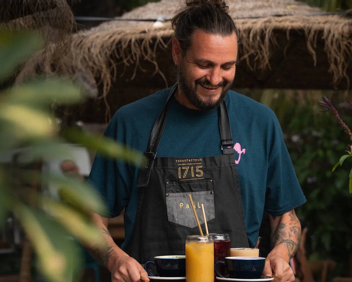 Service au plateau de boissons au coffee shop