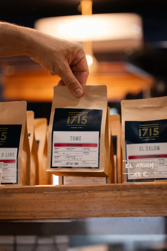 Sélection d'un café au présentoir de la boutique