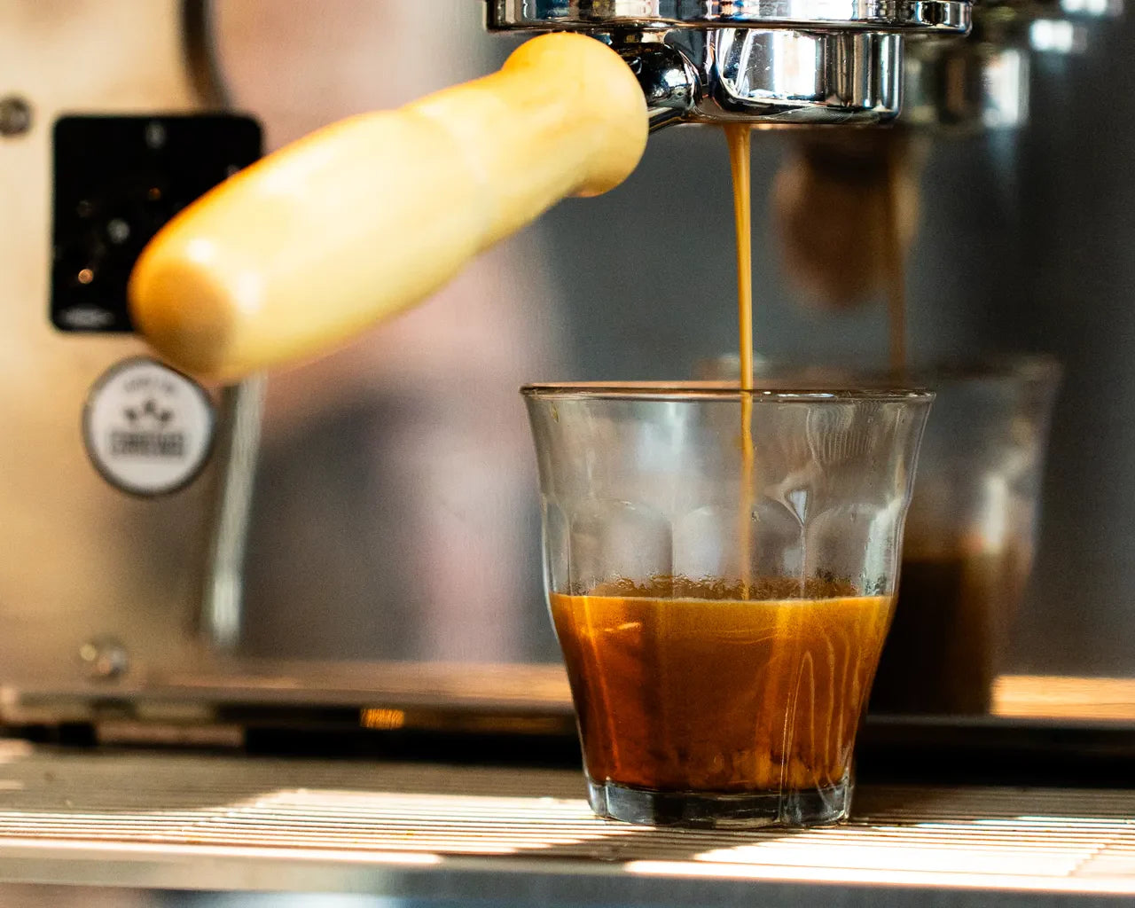 Extraction d'un espresso sur machine La Marzocco