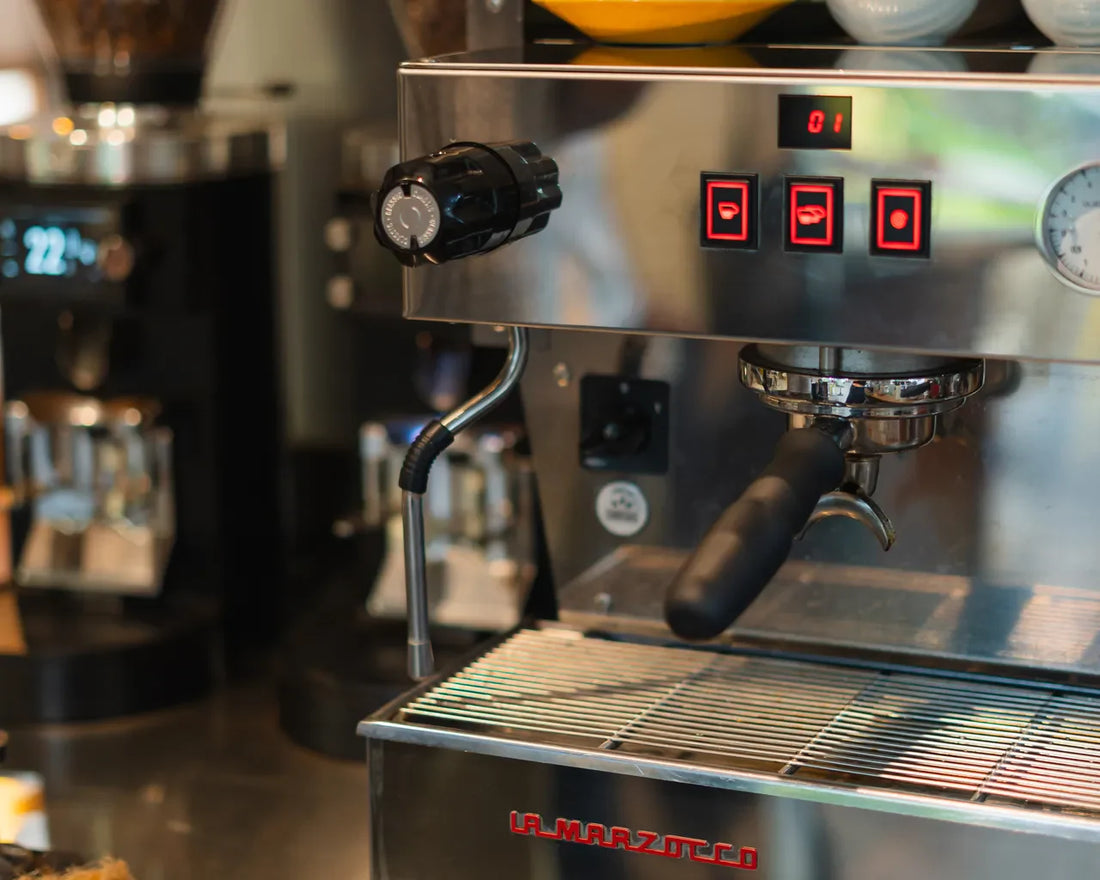 Bar professionnel équipé, machine espresso et moulins
