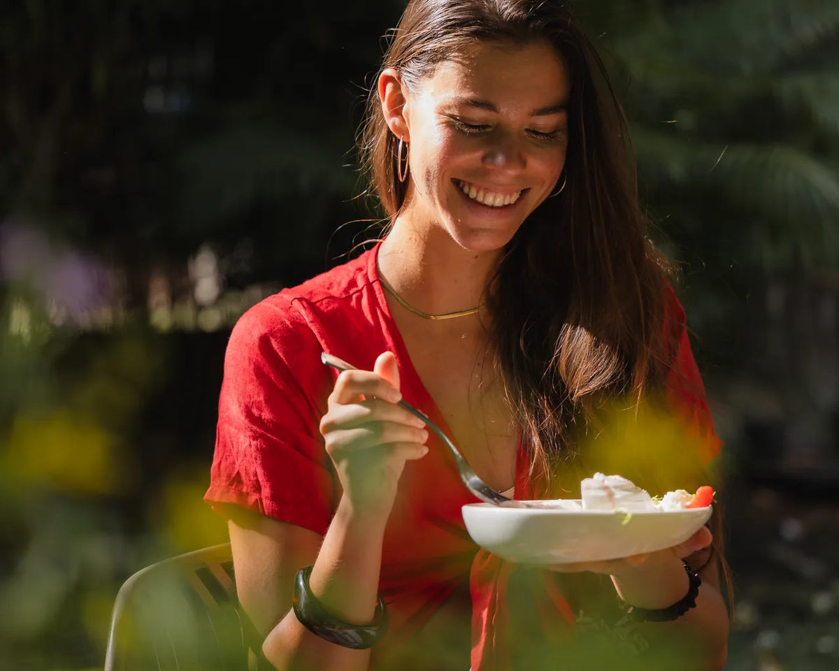 Cliente savourant un dessert au coffee shop