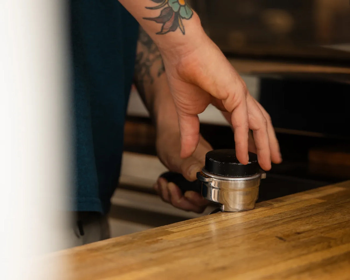 Tassage du café moulu dans le porte-filtre