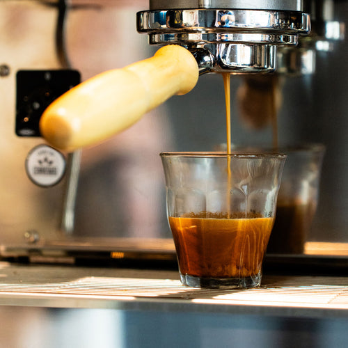 Extraction d'un espresso sur machine La Marzocco