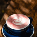 Latte art rosetta sur boisson rose