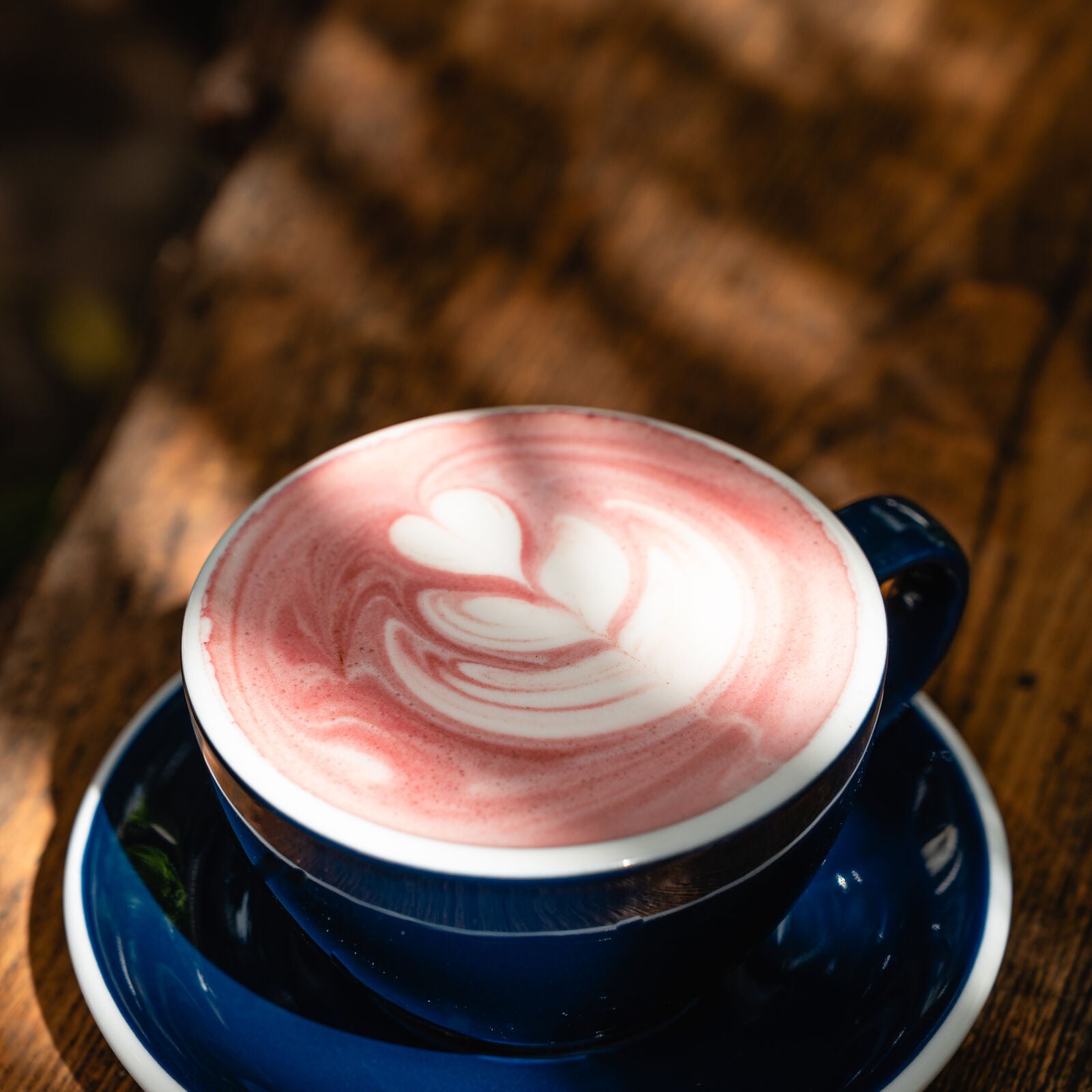 Latte art rosetta sur boisson rose